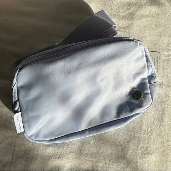 🆕 Lululemon Everywhere Belt Bag Pastel Blue - Picture 1 of 7